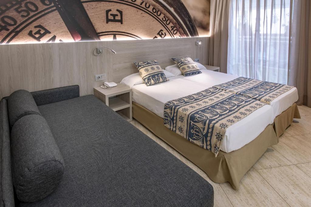Cama o camas de una habitación en GHT Maritim