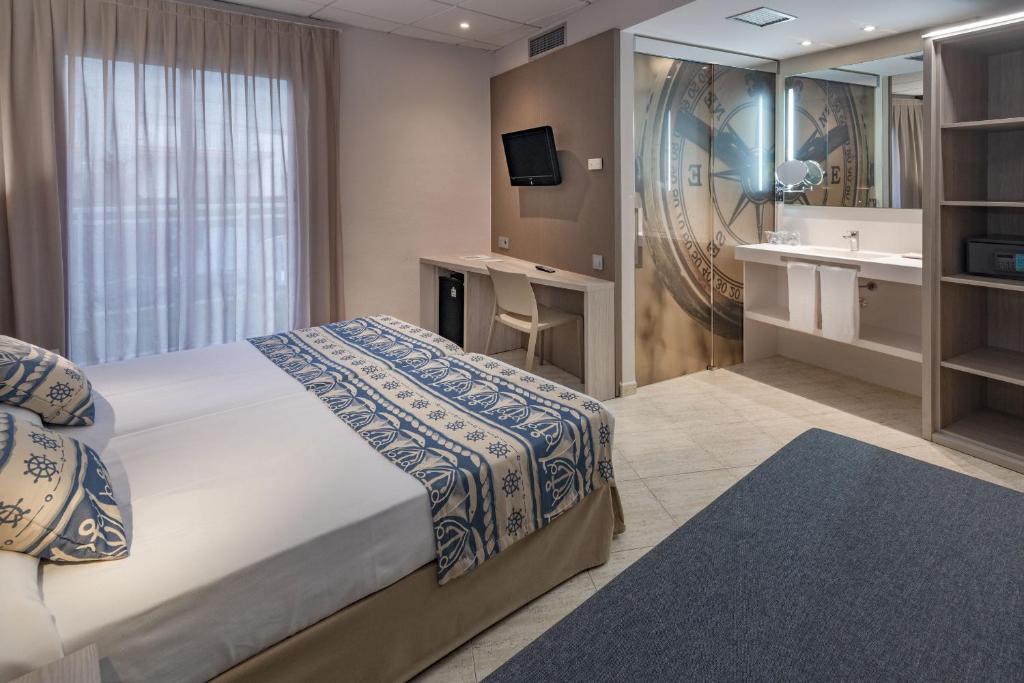 Cama o camas de una habitación en GHT Maritim