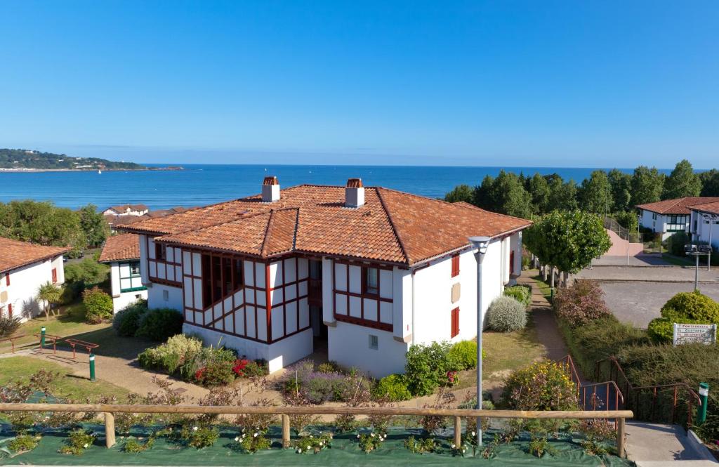 eine Luftaufnahme eines Hauses mit dem Meer im Hintergrund in der Unterkunft Azureva Hendaye in Hendaye