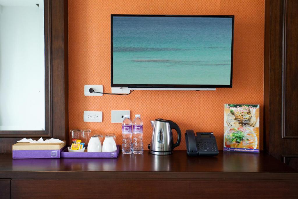 Příslušenství pro přípravu čaje a kávy v ubytování Supicha Pool Access Hotel - SHA Plus