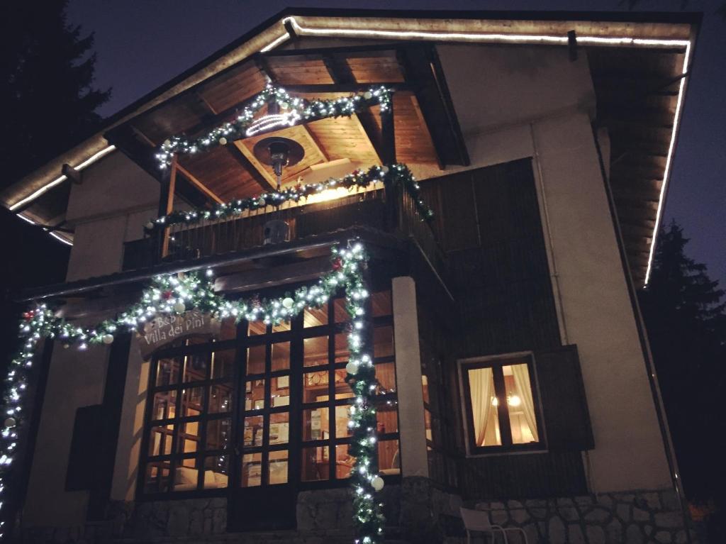 una casa con luces de Navidad delante de ella en Villa dei Pini, en Pescasseroli