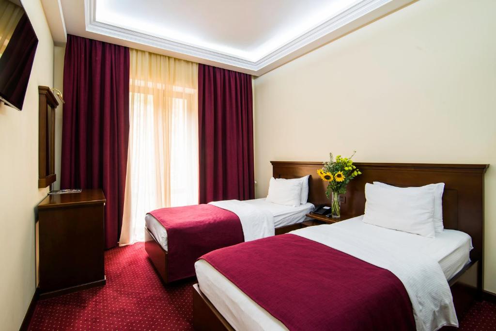Postel nebo postele na pokoji v ubytování Elegant Hotel & Resort