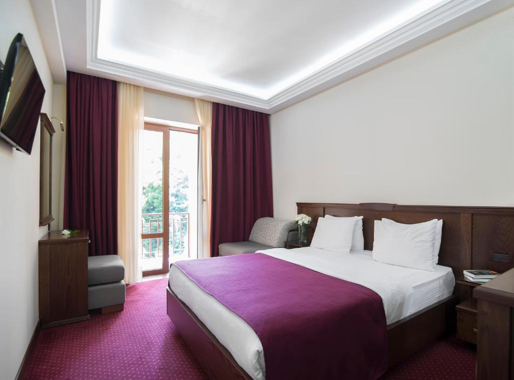 Postel nebo postele na pokoji v ubytování Elegant Hotel & Resort