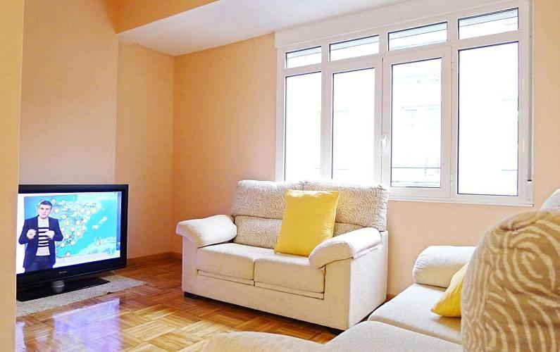 Svetainės erdvė apgyvendinimo įstaigoje Acogedor Apartamento Ribeira Sacra