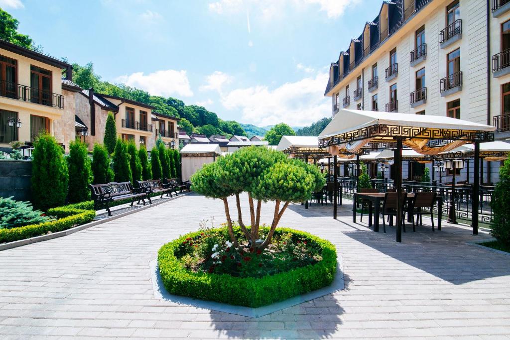 Nespecifikovaný výhled na hory nebo výhled na hory při pohledu z hotelu