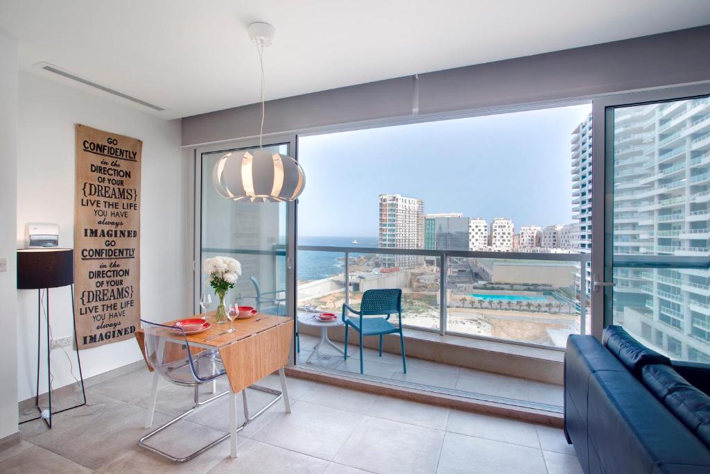 Posezení v ubytování Modern Seaview Apartment In a Prime Location
