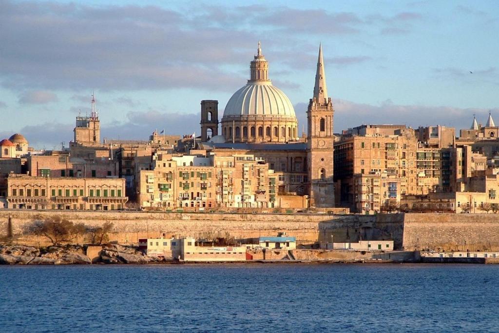 Nespecifikovaný výhled na destinaci Sliema nebo výhled na město při pohledu z apartmánu