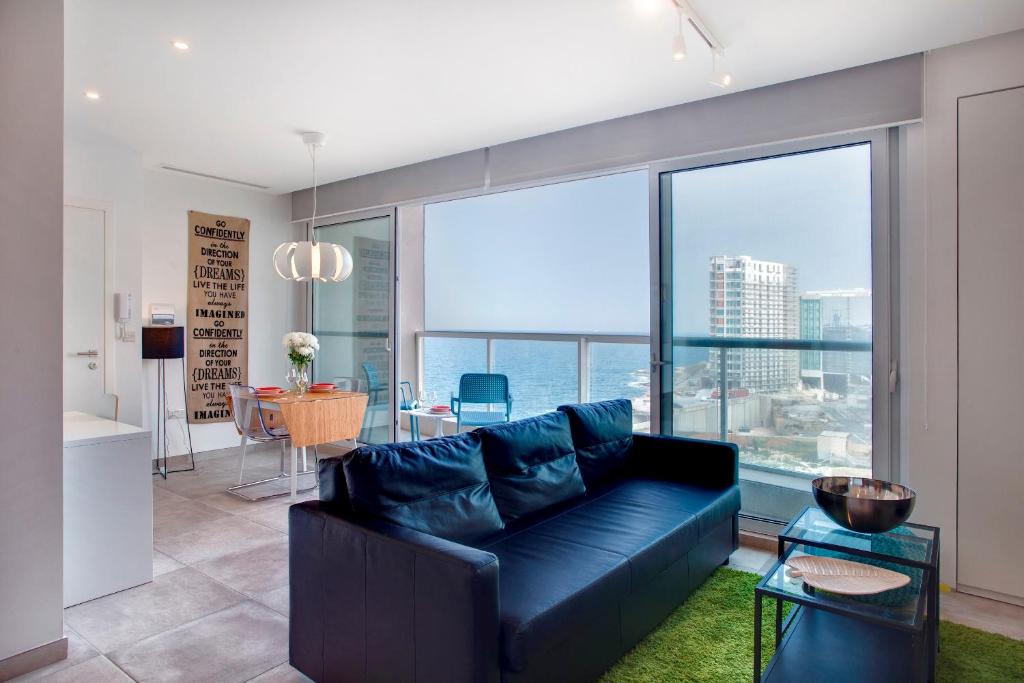 Posezení v ubytování Modern Seaview Apartment In a Prime Location