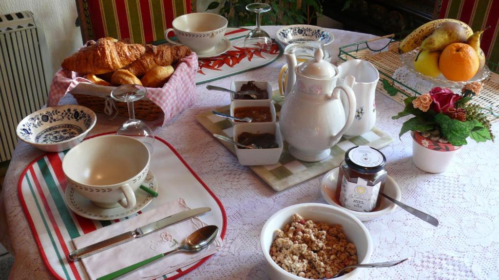 - une table avec petit-déjeuner composé de thé et de croissants dans l'établissement chambre chez sylvie, à Haux
