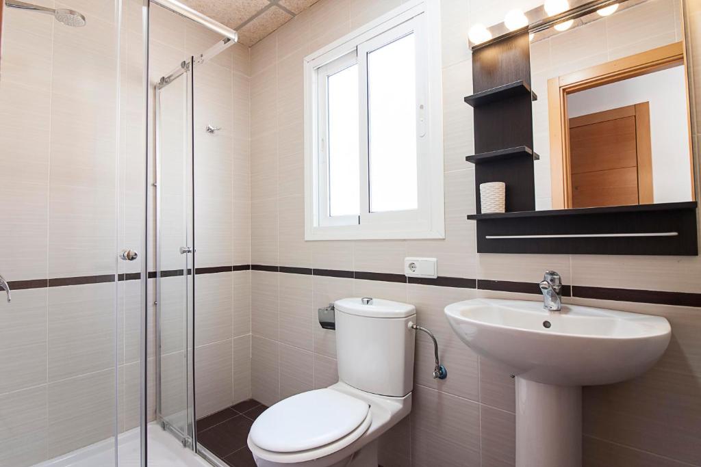 łazienka z toaletą i umywalką w obiekcie Rayito by FreshLanding w Maladze