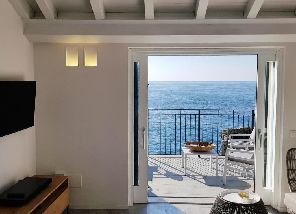 Zimmer mit Balkon und Meerblick in der Unterkunft Fivestay Casa Gabriella in Vernazza