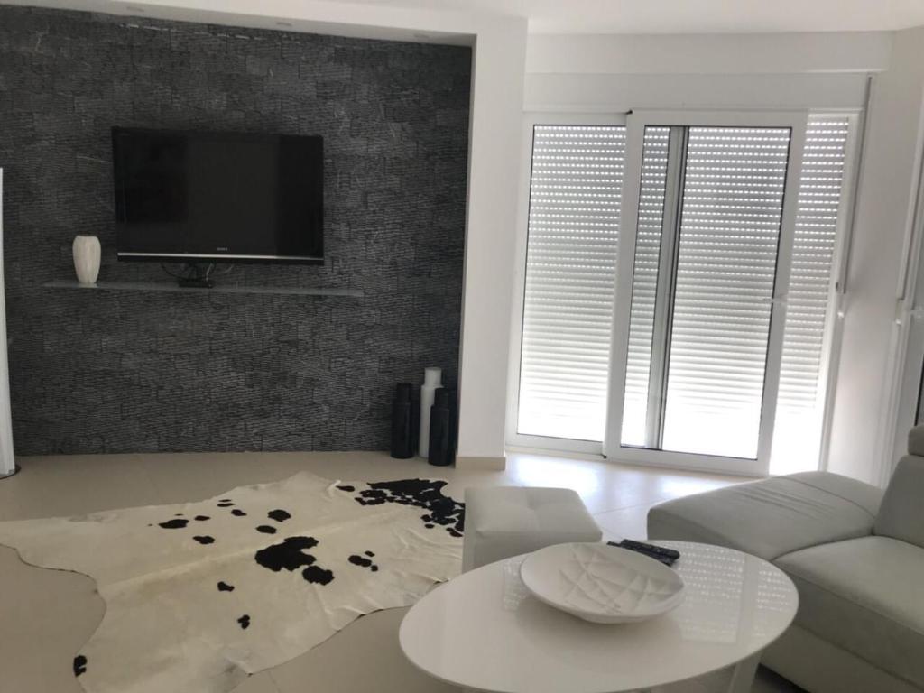 Uma televisão e/ou sistema de entretenimento em Villa la vie
