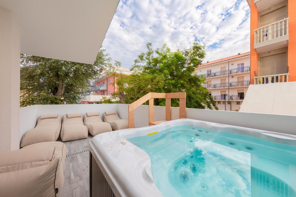 Bazén v ubytování Hotel Garni' Serena nebo v jeho okolí