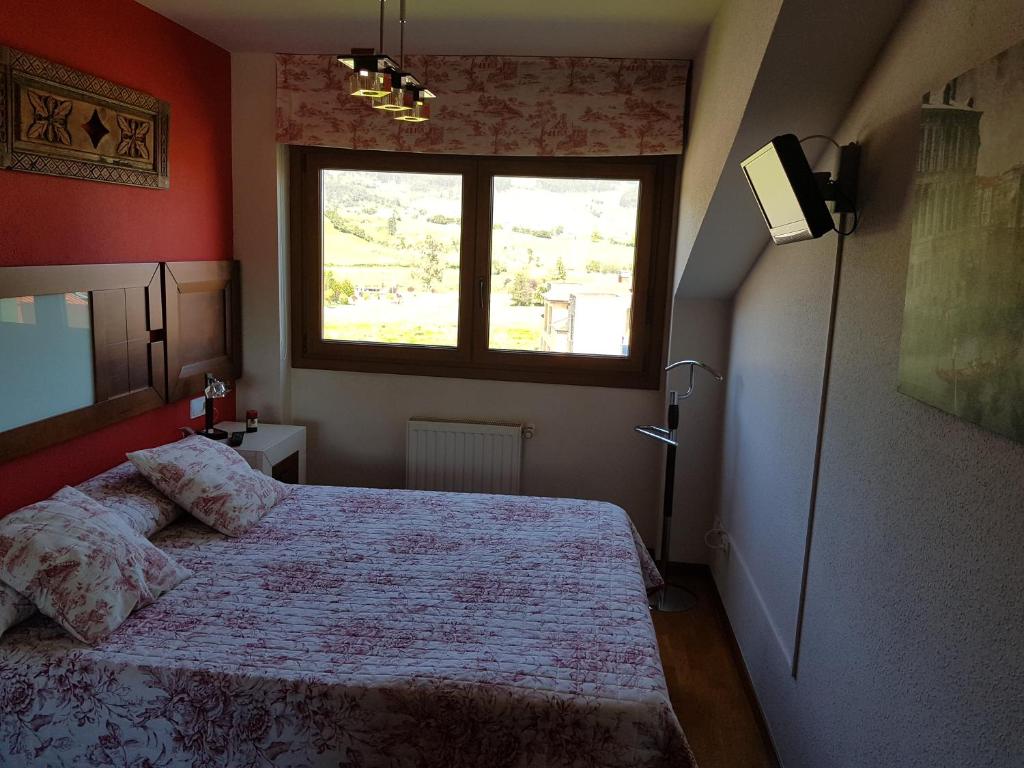 Rúm í herbergi á Apartamentos Ría de Villaviciosa