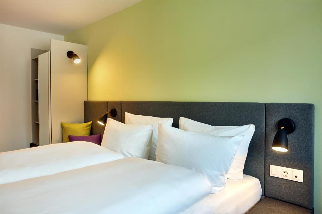 Postel nebo postele na pokoji v ubytování H+ Hotel Wien
