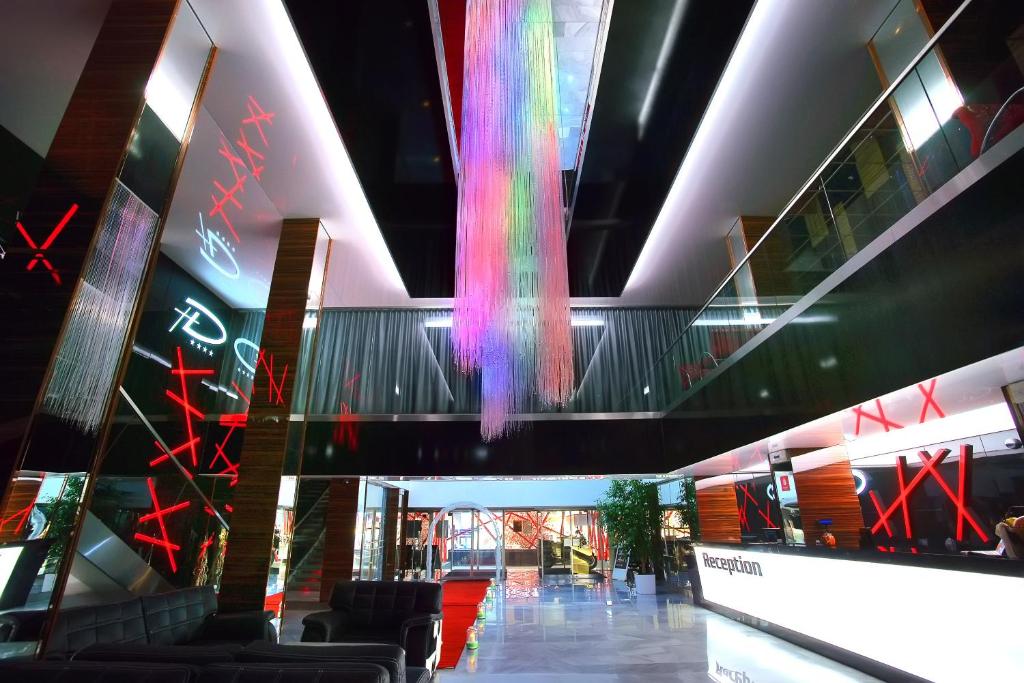 una hall con un dipinto colorato sul soffitto di Hotel Druzba a Michalovce