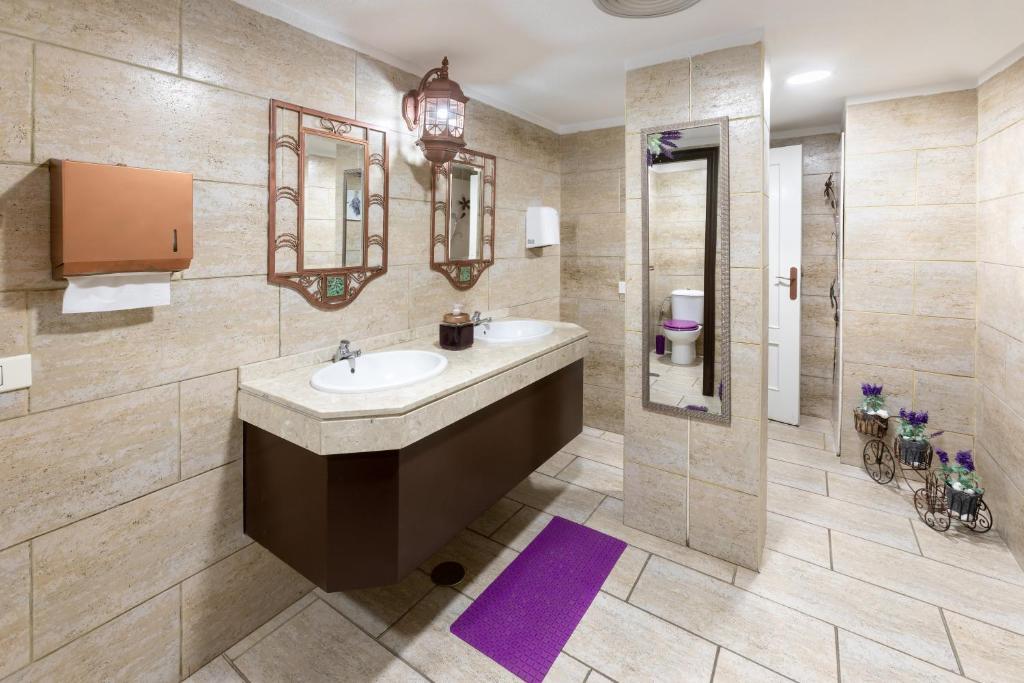 a bathroom with a sink and a mirror at Aparthotel Los Dragos del Sur in Puerto de Santiago