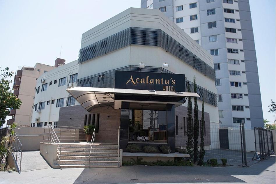 un condominio con un cartello sulla parte anteriore di Acalantus Hotel a Goiânia