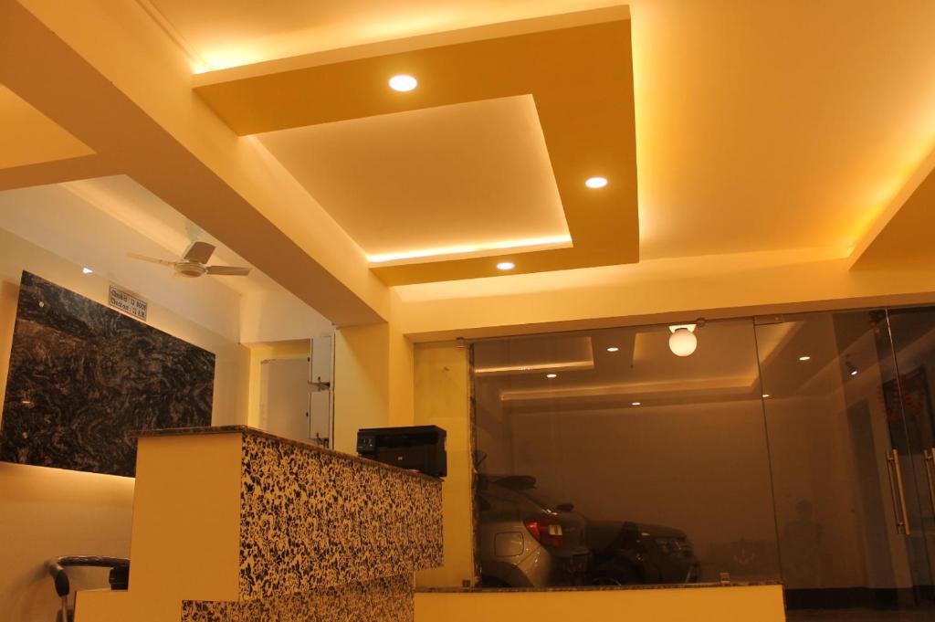 un soggiorno con ventilatore a soffitto di HOTEL NILADRII GALAXY a Siliguri