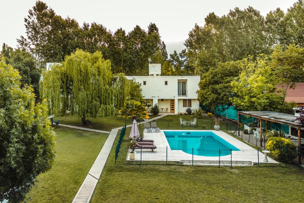 an aerial view of a backyard with a pool and a house at Villa Niagara in Chacras de Coria