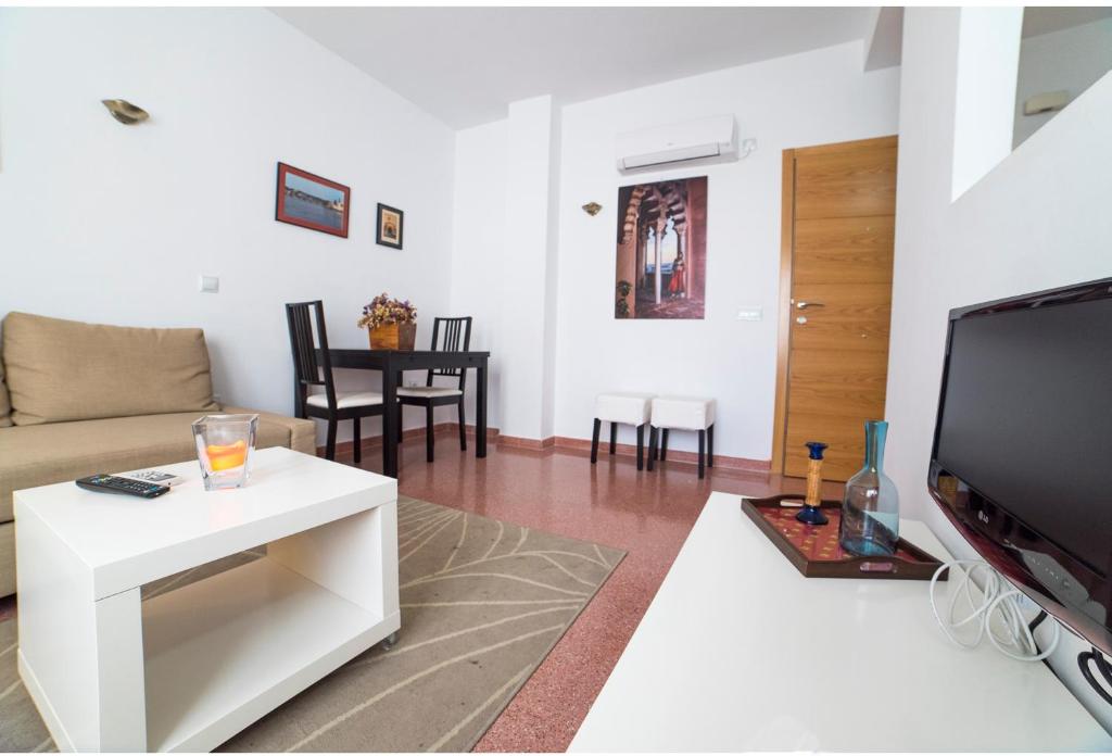 Televízia a/alebo spoločenská miestnosť v ubytovaní Sea & Wave La Finestra Apartment