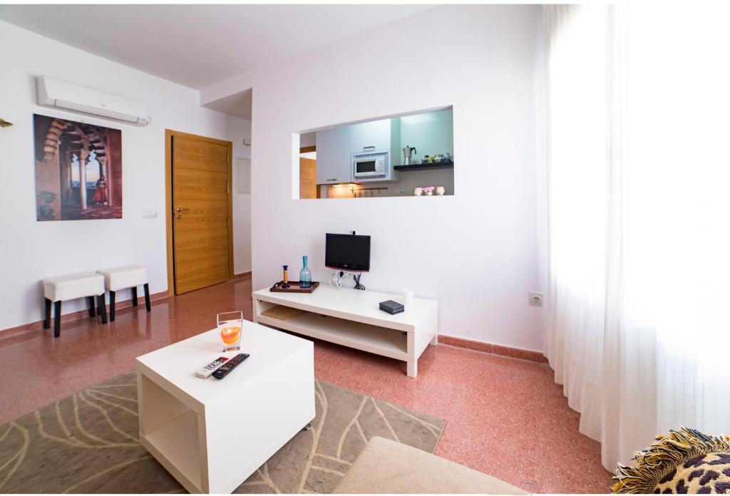 Televízia a/alebo spoločenská miestnosť v ubytovaní Sea & Wave La Finestra Apartment