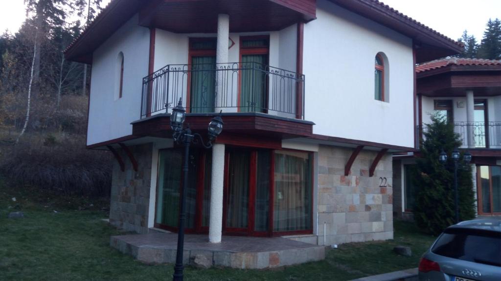 パンポロボにあるVilla Bojinovi - Forest Nook 2の白い家(赤いドア、バルコニー付)