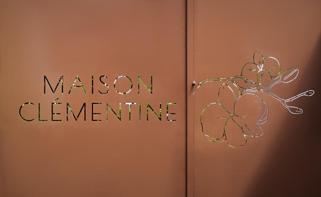 une porte avec un signe qui dit mission soins de santé dans l'établissement La Maison de Clementine, à Fort-de-France