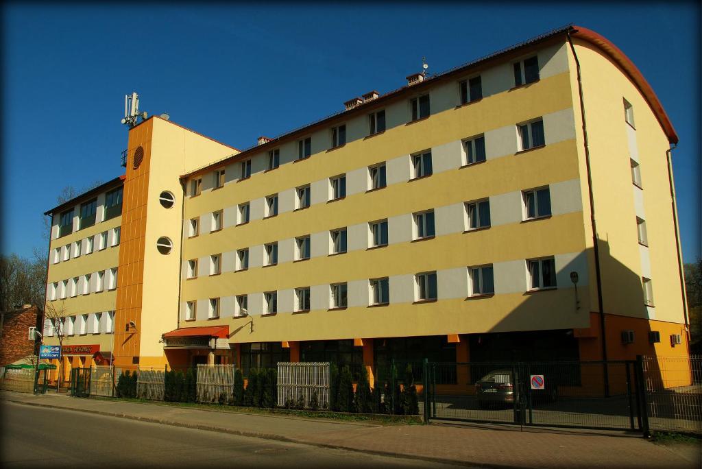 un gran edificio al lado de una calle en Ośrodek SCSK Optima, en Cracovia