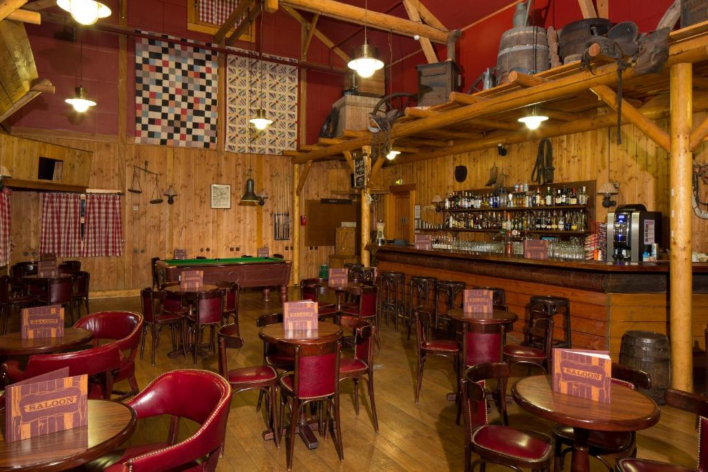 El salón o zona de bar de Disney Davy Crockett Ranch
