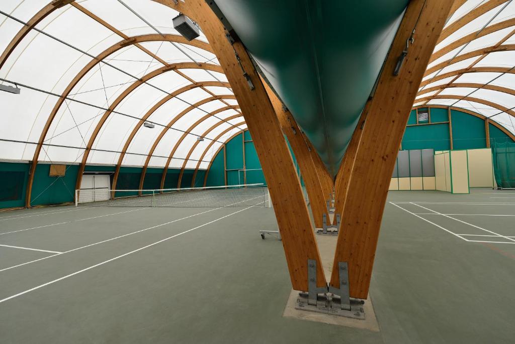 Instalaciones para jugar a tenis o squash en Disney Davy Crockett Ranch o alrededores
