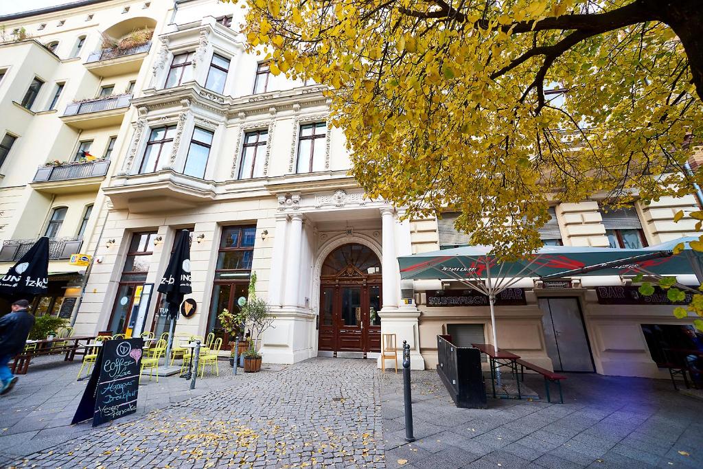 a building with a cafe in front of it at Bearlin City Apartments - City Center East in Berlin