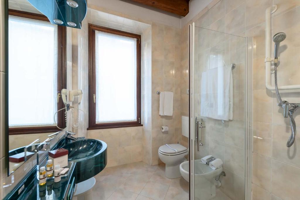 Koupelna v ubytování Hotel Marco Polo