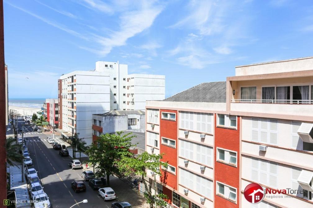 una vista aérea de una calle de la ciudad con edificios en Ótimo apartamento na Prainha Torres/RS, en Torres