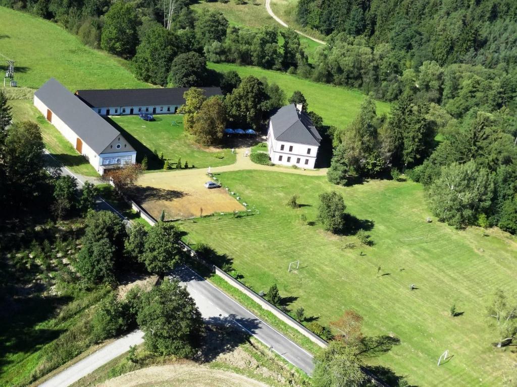 - une vue aérienne sur une grande maison blanche sur un champ verdoyant dans l'établissement Hotel Castle Mlýn Maděrovka, à Sepekov