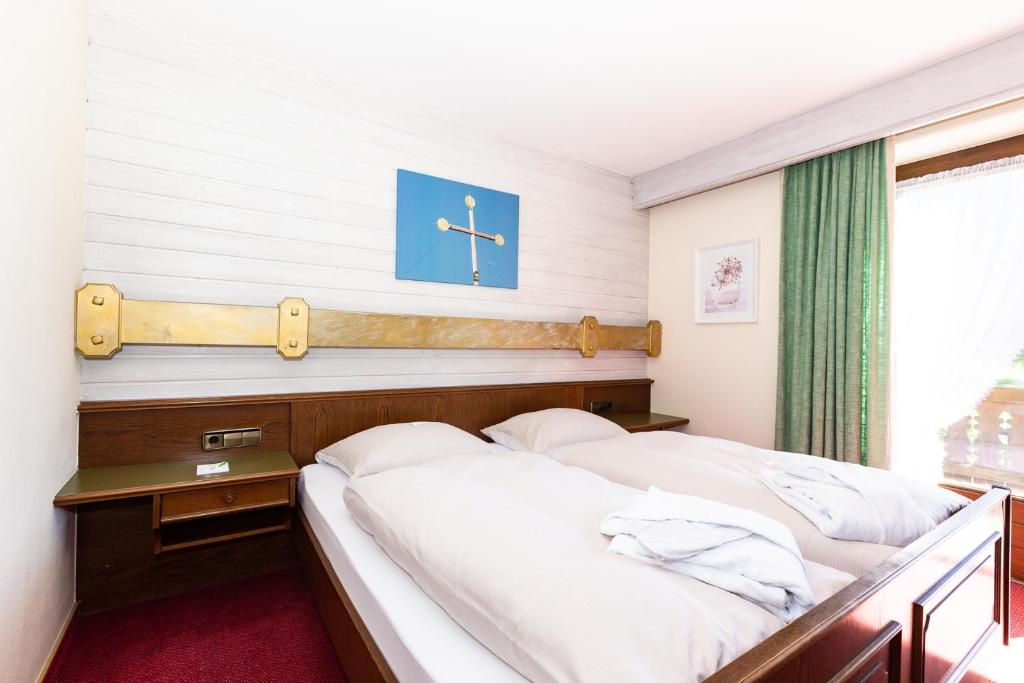 Postel nebo postele na pokoji v ubytování DEVA Hotel-Restaurant Fischerwirt inklusive Chiemgau Card