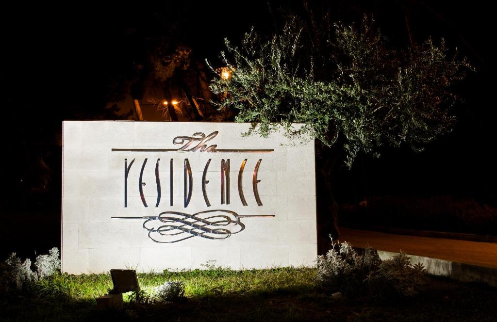 Una señal que dice la navaja de kitzbuhelknife en The Residence Hotel, en Podstrana