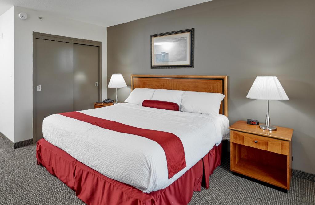The Falls Hotel & Innにあるベッド