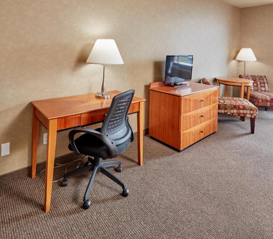 The Falls Hotel & Innにあるテレビまたはエンターテインメントセンター