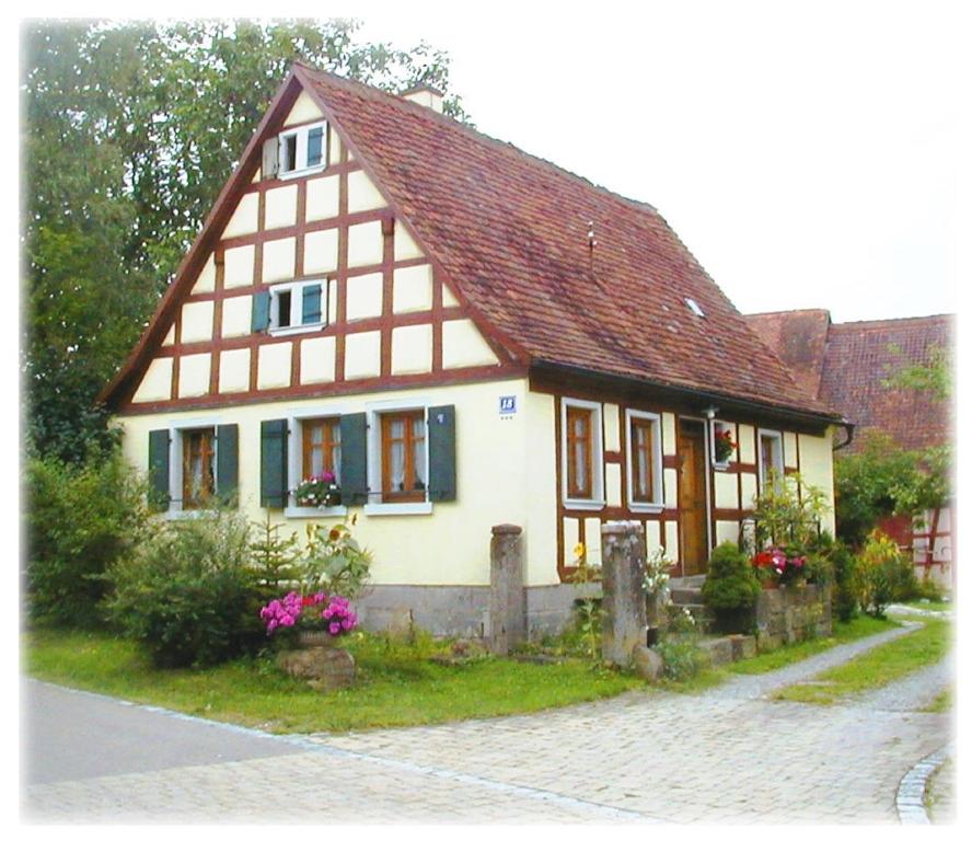 une maison blanche avec un toit marron dans l'établissement Ferienhaus Pfeiffer, à Neusitz