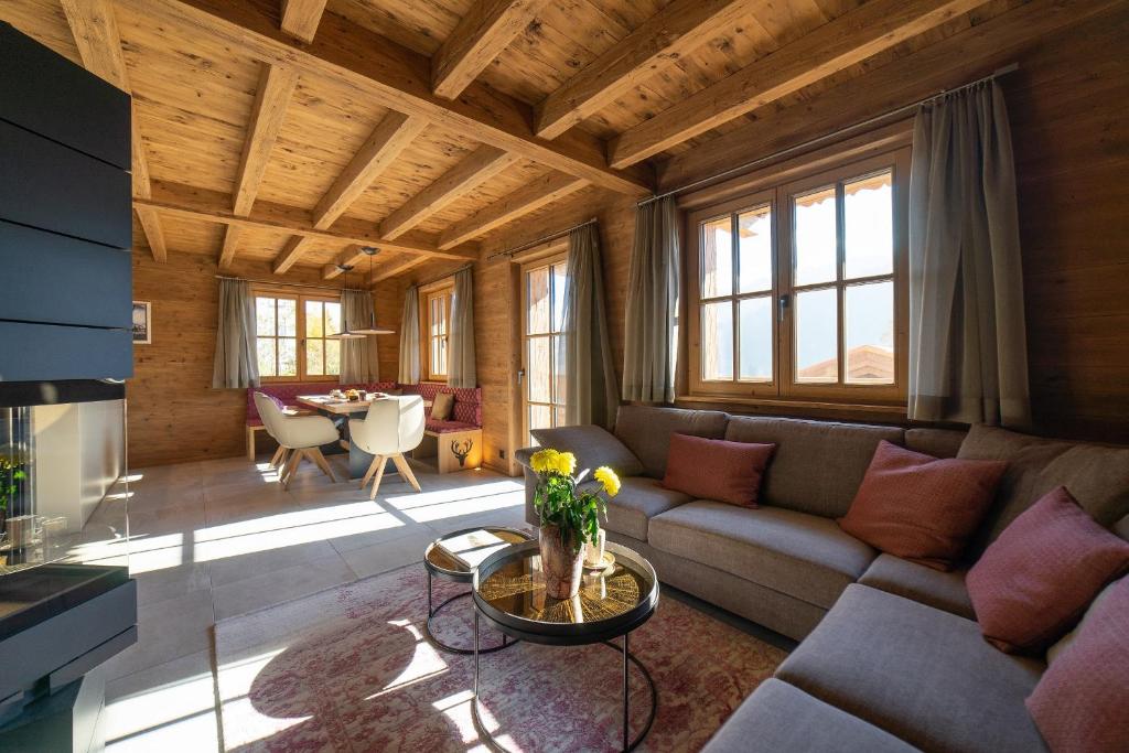 ein Wohnzimmer mit einem Sofa und einem Tisch in der Unterkunft Chalet Hinterrugg in Wildhaus
