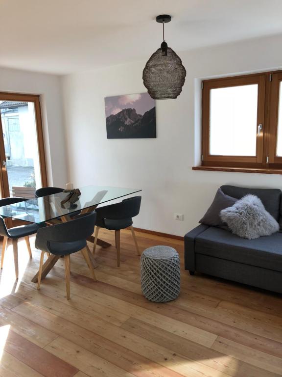 salon ze szklanym stołem i kanapą w obiekcie Apartment Himmelreich w mieście Brunico