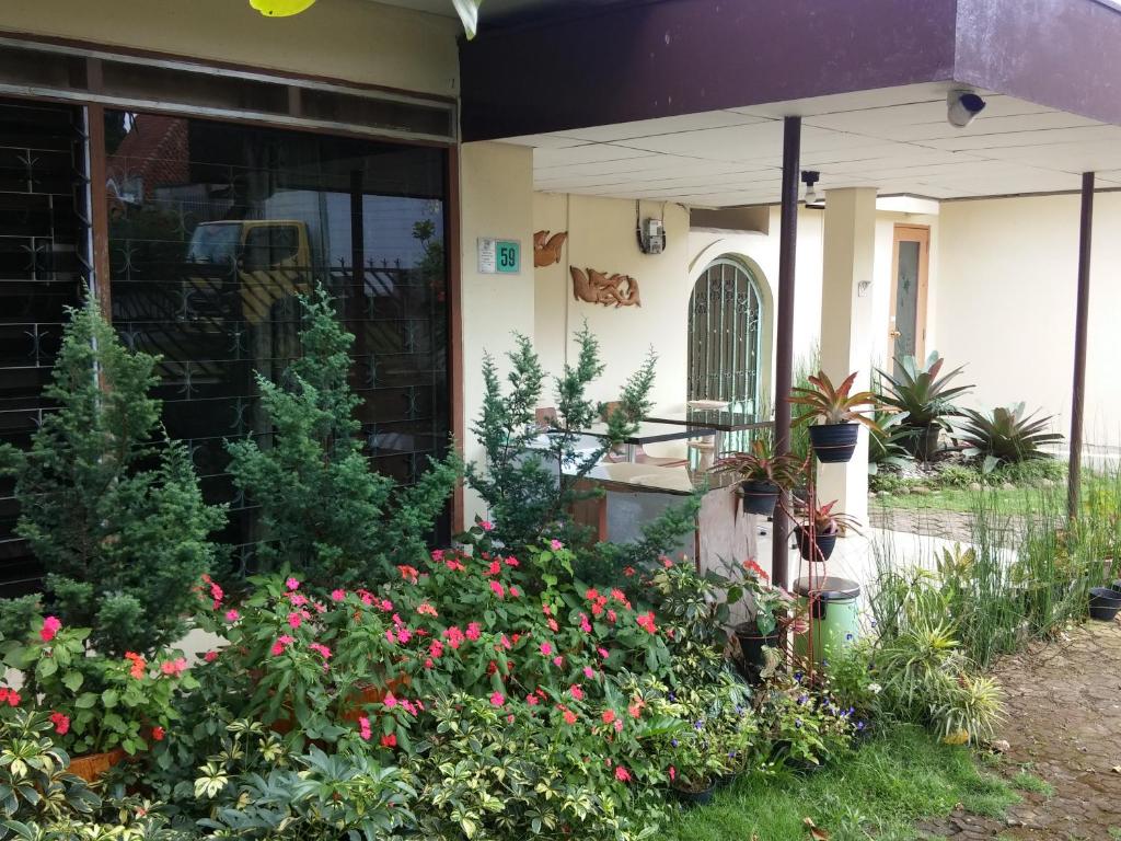 Aed väljaspool majutusasutust GIO Guesthouse Bogor