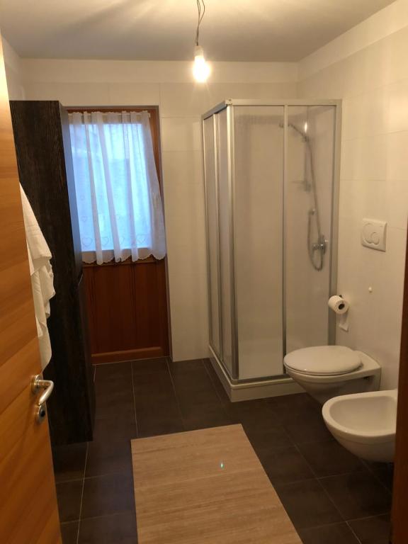 łazienka z prysznicem, toaletą i umywalką w obiekcie Apartment Himmelreich w mieście Brunico