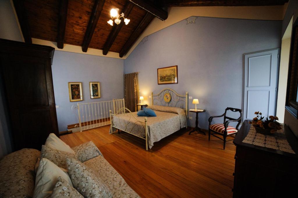 - une chambre avec un lit et un canapé dans l'établissement Sul Bric Dei Capalot, à La Morra