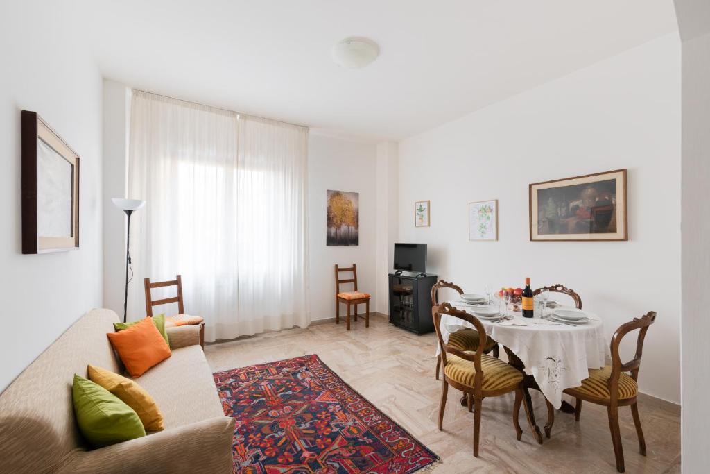 - un salon avec une table et un canapé dans l'établissement Careggi Home, à Florence