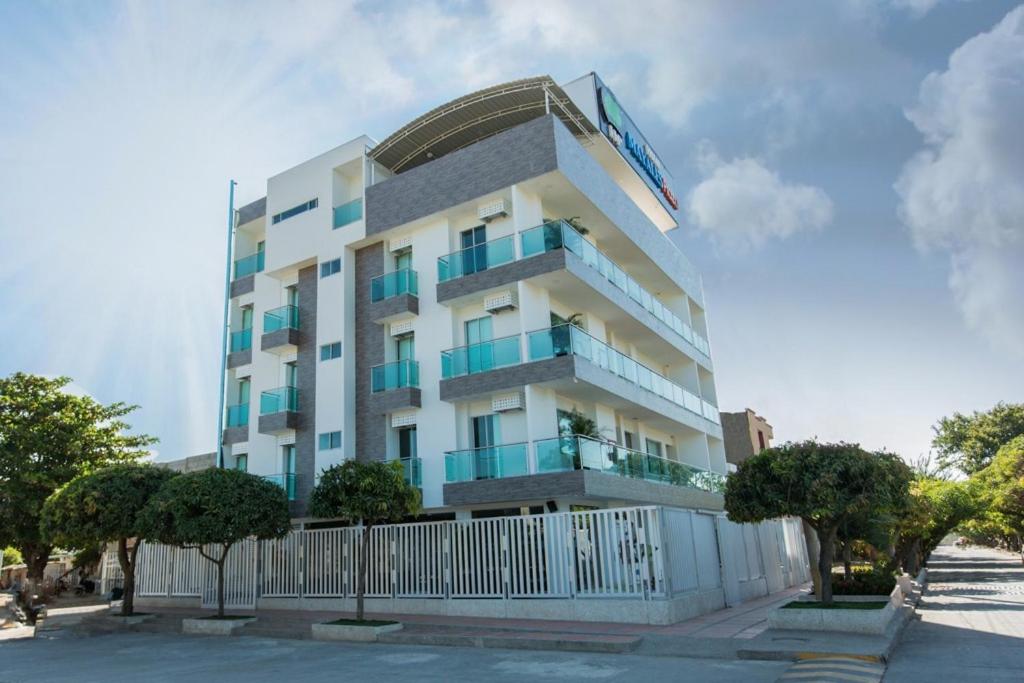 a tall building with a fence in front of it at Hotel Metropolitano Plaza in Valledupar