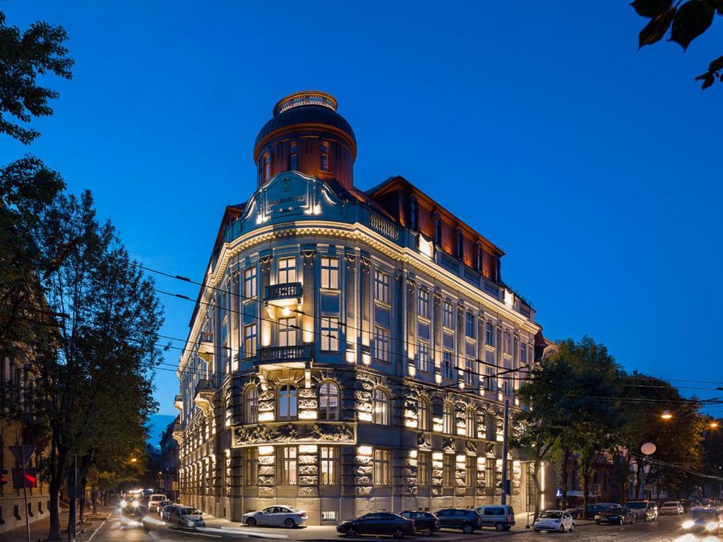 um edifício com uma torre de relógio em cima em BANKHOTEL em Lviv