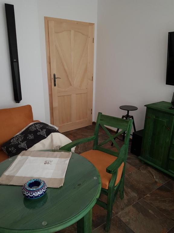 Televízia a/alebo spoločenská miestnosť v ubytovaní Apartament Zielony