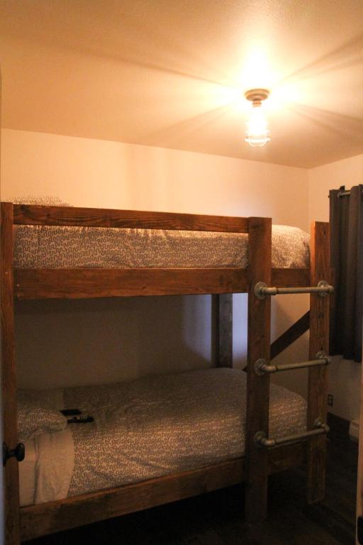 Palanda nebo palandy na pokoji v ubytování Ashore Hotel